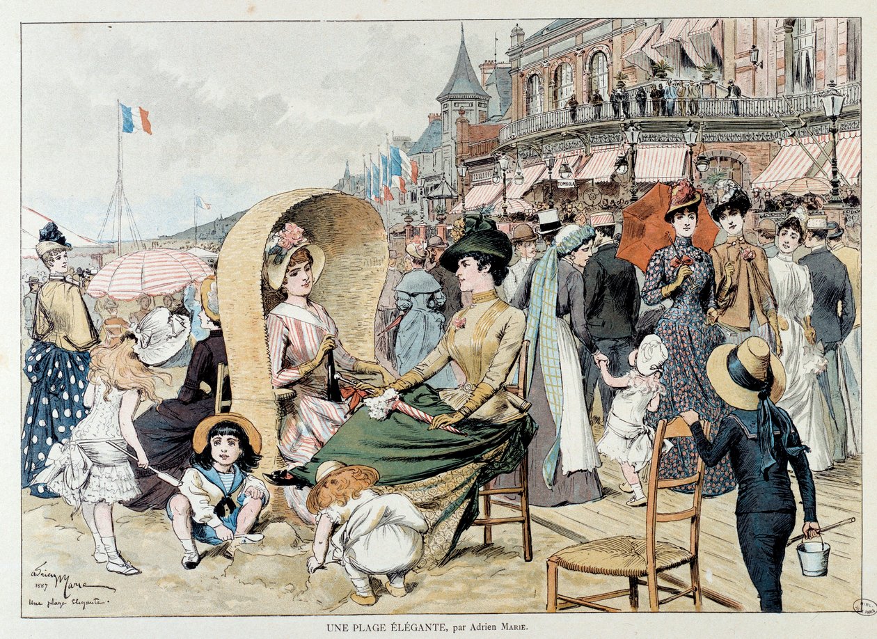 En elegant strand. Charmiga damer med sina barn bland en folkmassa som underhåller på en strand i Frankrike. Gravyr av Adrien Marie av Adrien Emmanuel Marie