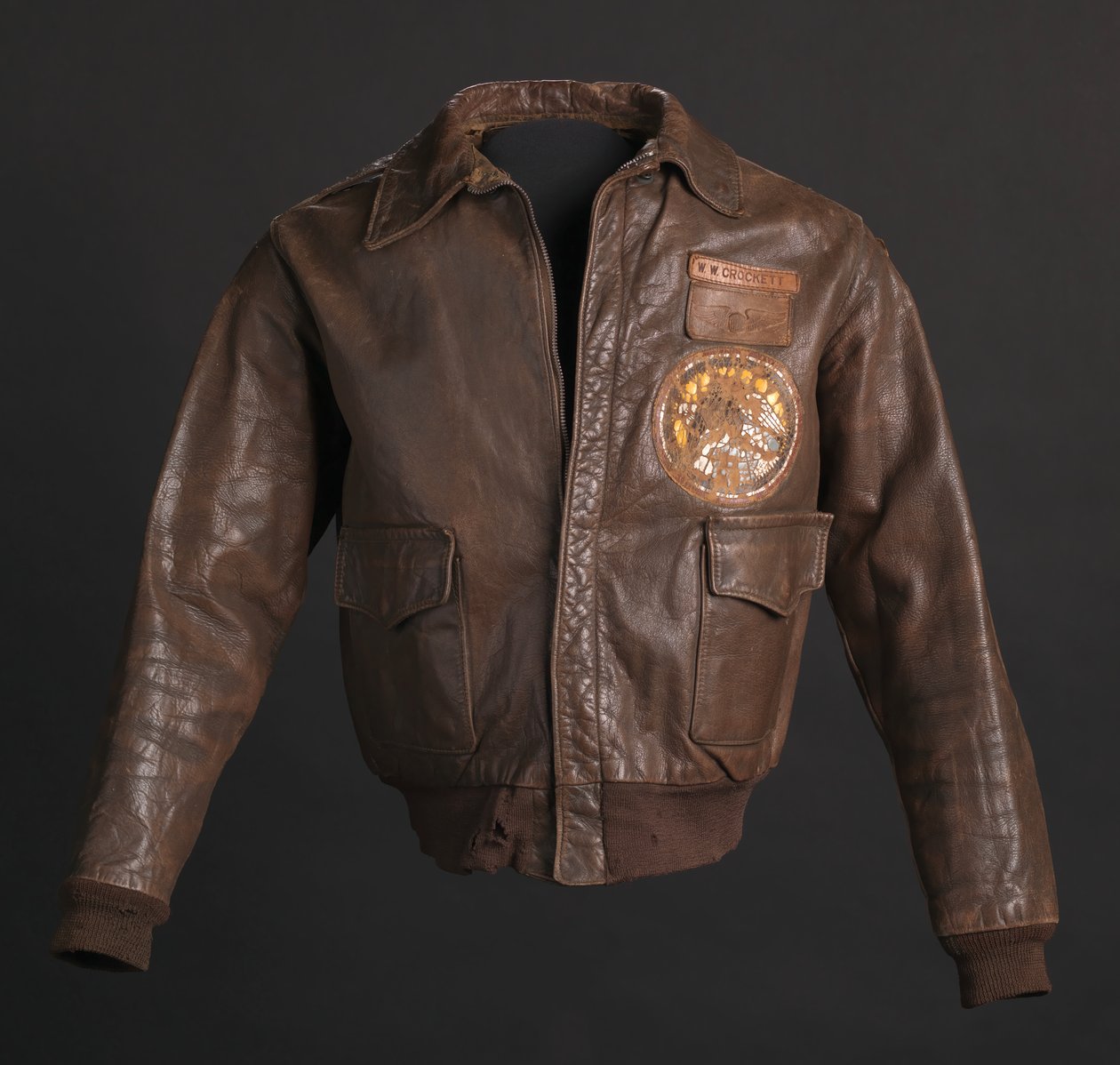 Tuskegee Airman flygjacka som bars av överstelöjtnant Woodrow W. Crockett, 1942. av Aero Leather Clothing Co.