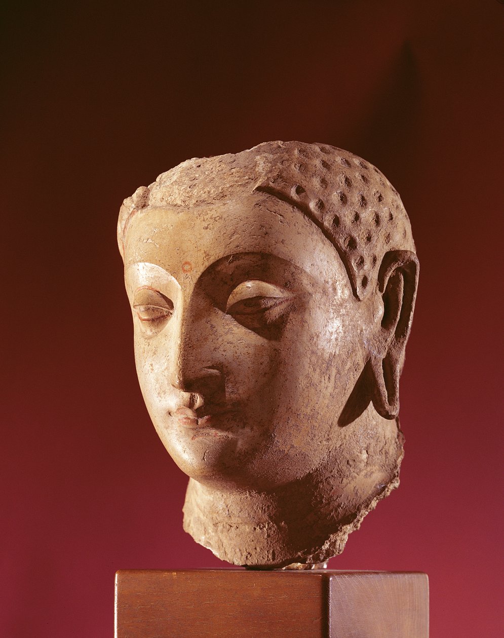Buddhas huvud, ca 400-talet (stuckatur med gesso och spår av färg) av Afghan School