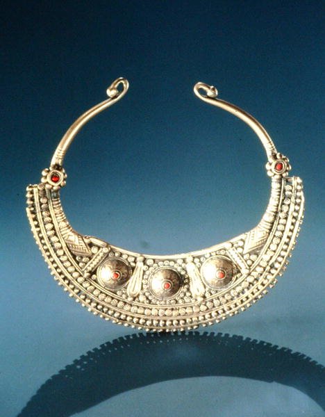 Genombrutet halsband (silver) av Afghan School
