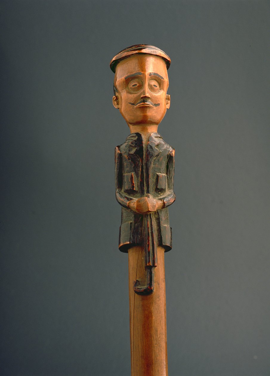 Pinne med en figur av en europeisk man med mössa och paraply, Ovimbundu, Angola, slutet av 1800-talet (trä) av African