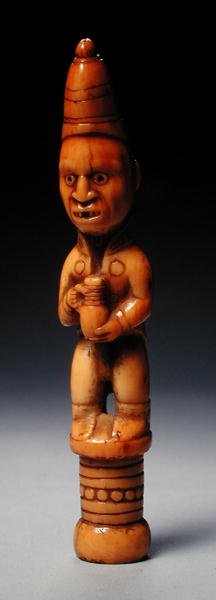 Figur i europeisk klänning som håller en tysk stengodskanna, Kongo, tidigt 1800-tal (elfenben) av African