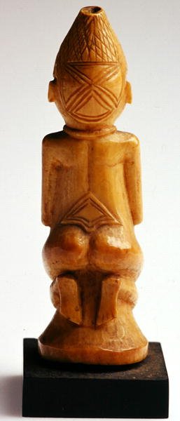 Knästående kvinna, Kongo (elfenben) (se även 225802 & 225803) av African