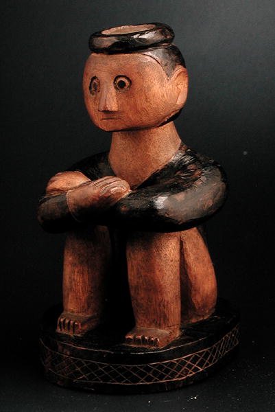 Sittande figur av en man med huvudring, Tsonga, Moçambique, slutet av 1800-talet (trä) av African