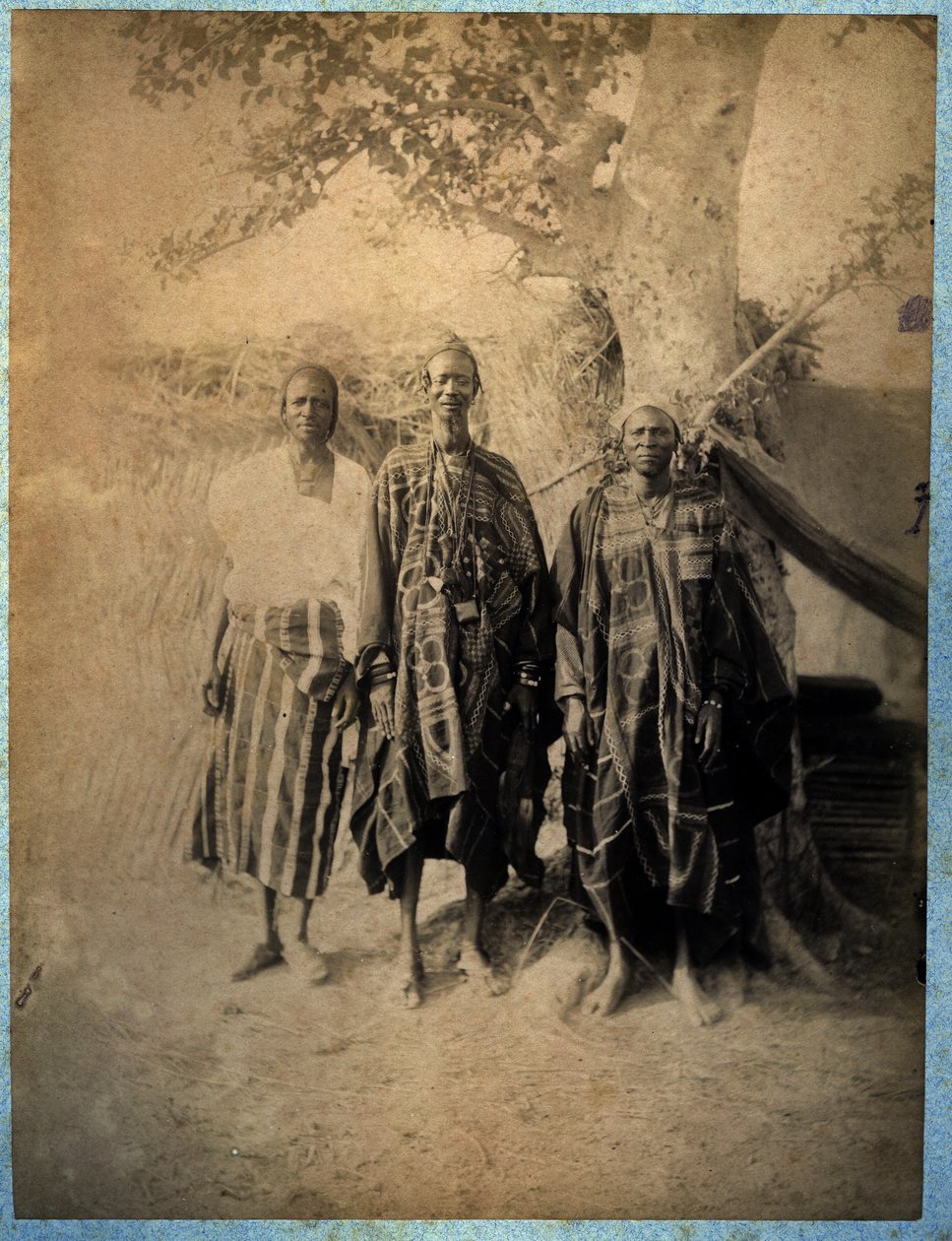 Tre senegalesiska män i folkdräkt (s/v foto) av African