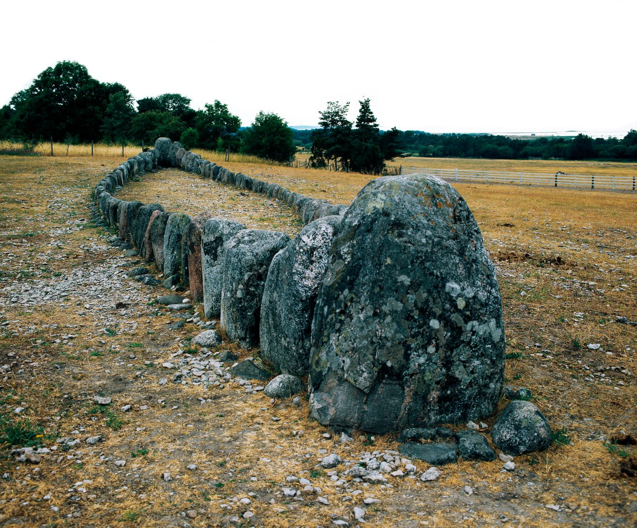 Uppriktning av stenar i form av ett skepp, Gannarves förhistoriska grav. Bronsåldern. Dim 5x29 m Visby, Sverige av Age Bronze