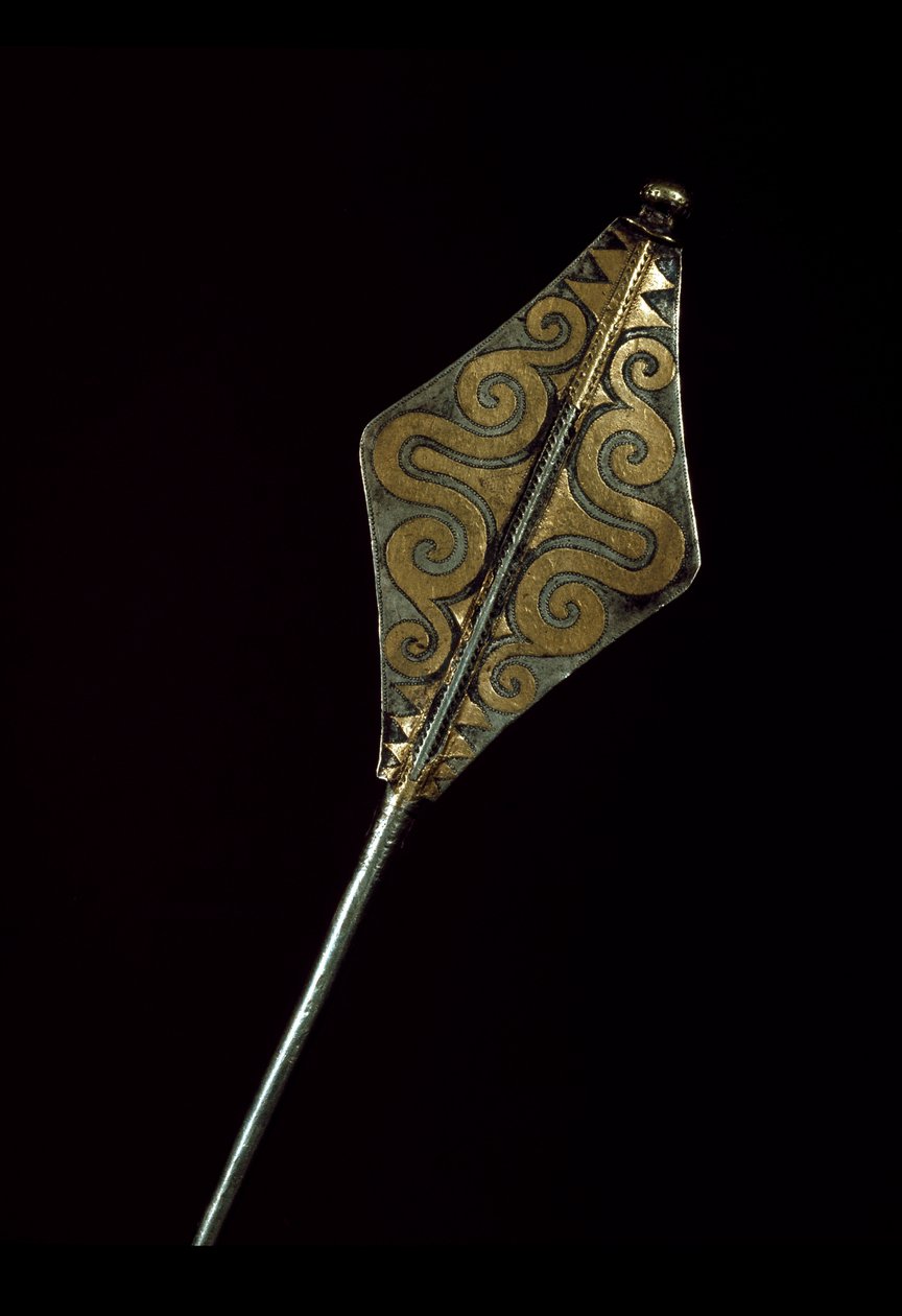 Förhistoria: silverbrosch inlagd med guld från Tresor of Borodino (Odessa-regionen). 1500 f.Kr. Bronsåldern. Moskva, Statens historiska museum av Age Bronze