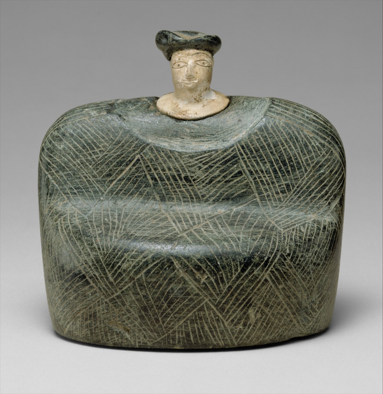 Skafthåls yxhuvud med fågelhuvud demon, galt och drake, ca. sent 3:e–början av 2:a årtusendet f.Kr. (alabaster) av Age Bronze