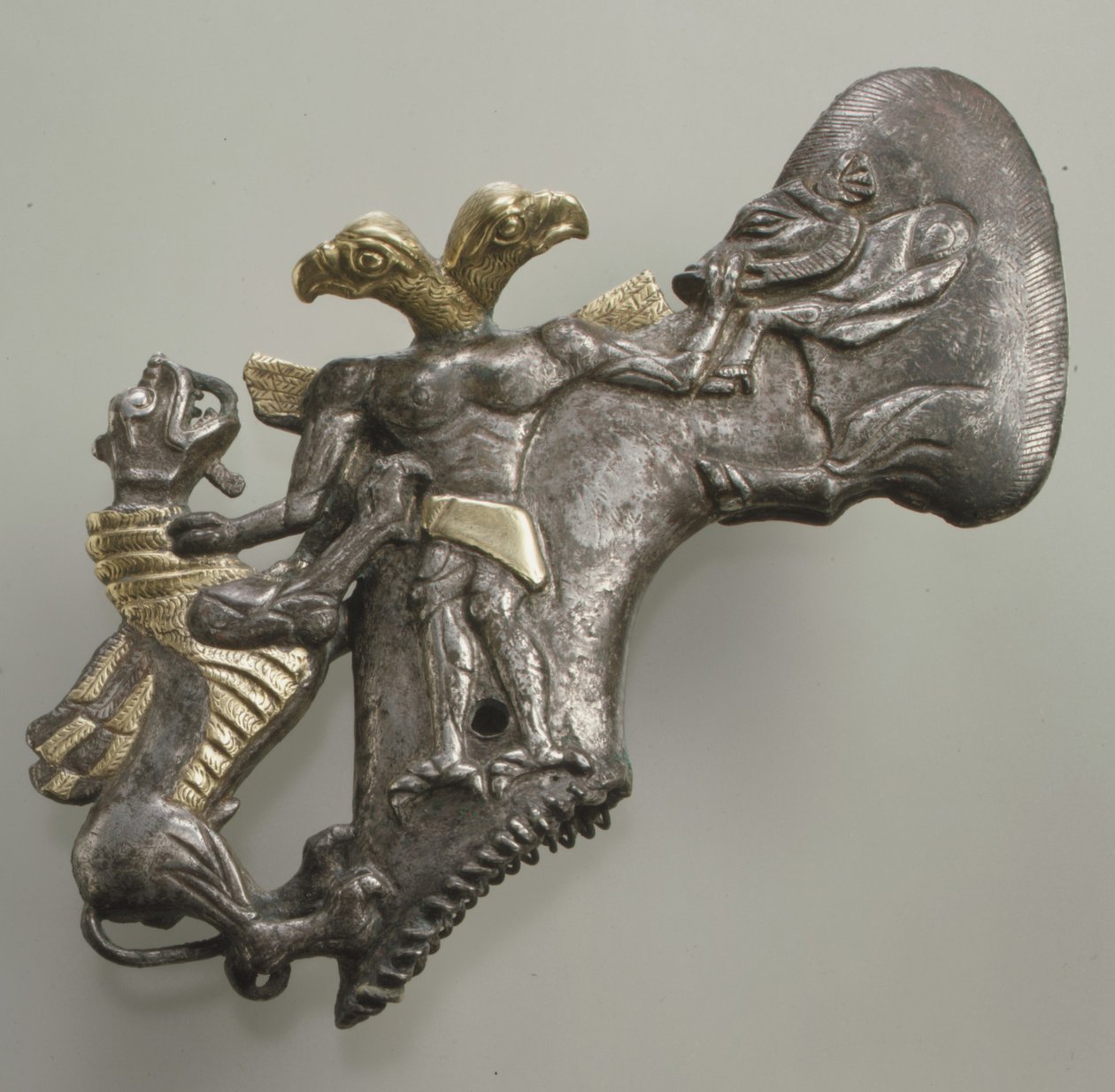 Skafthåls yxhuvud med fågelhuvad demon, galt och drake, ca. sent 3:e–början av 2:a årtusendet f.Kr. (silver och guldfolie) av Age Bronze