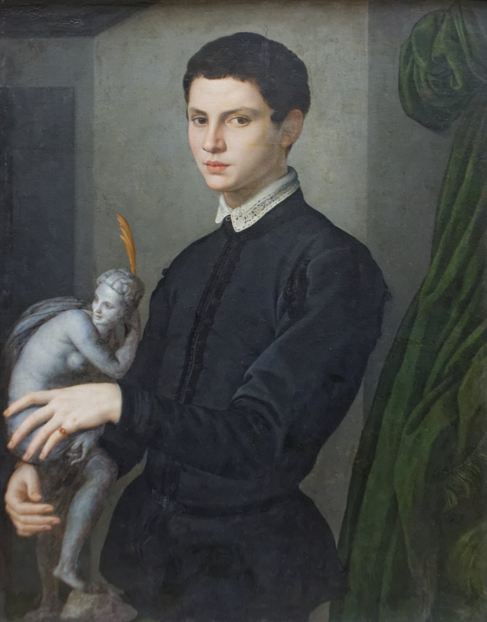Portrait of a man holding a statuette  av Agnolo Bronzino
