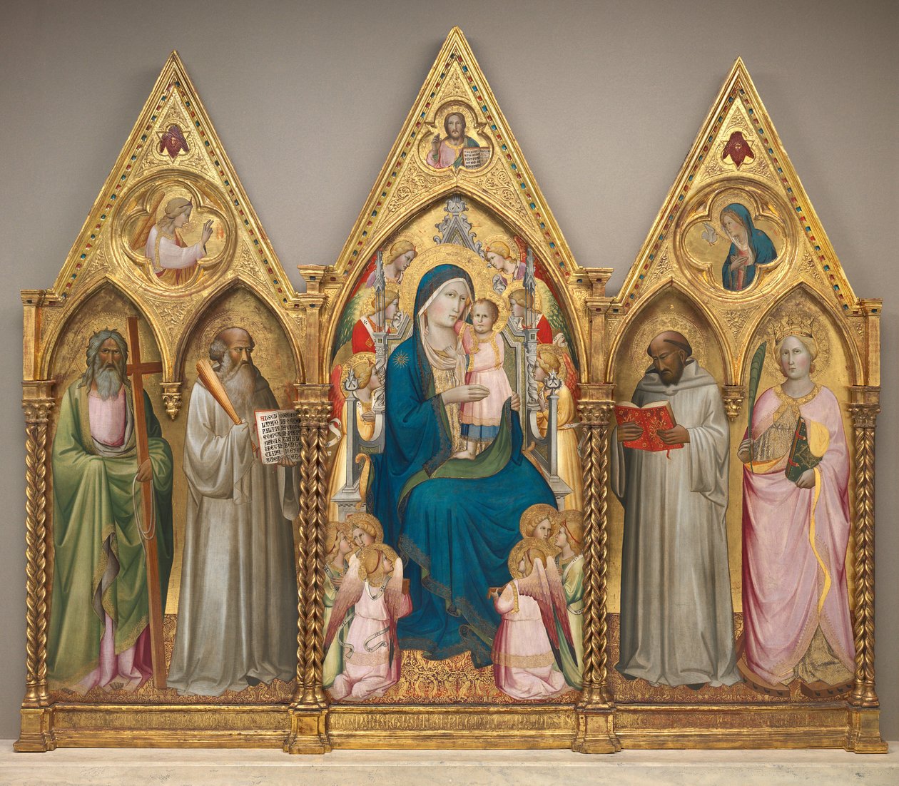 Madonna och barn med de heliga Andreas, Benedictus, Bernard och Katarina av Alexandria med änglar [hela triptyken] av Agnolo Gaddi
