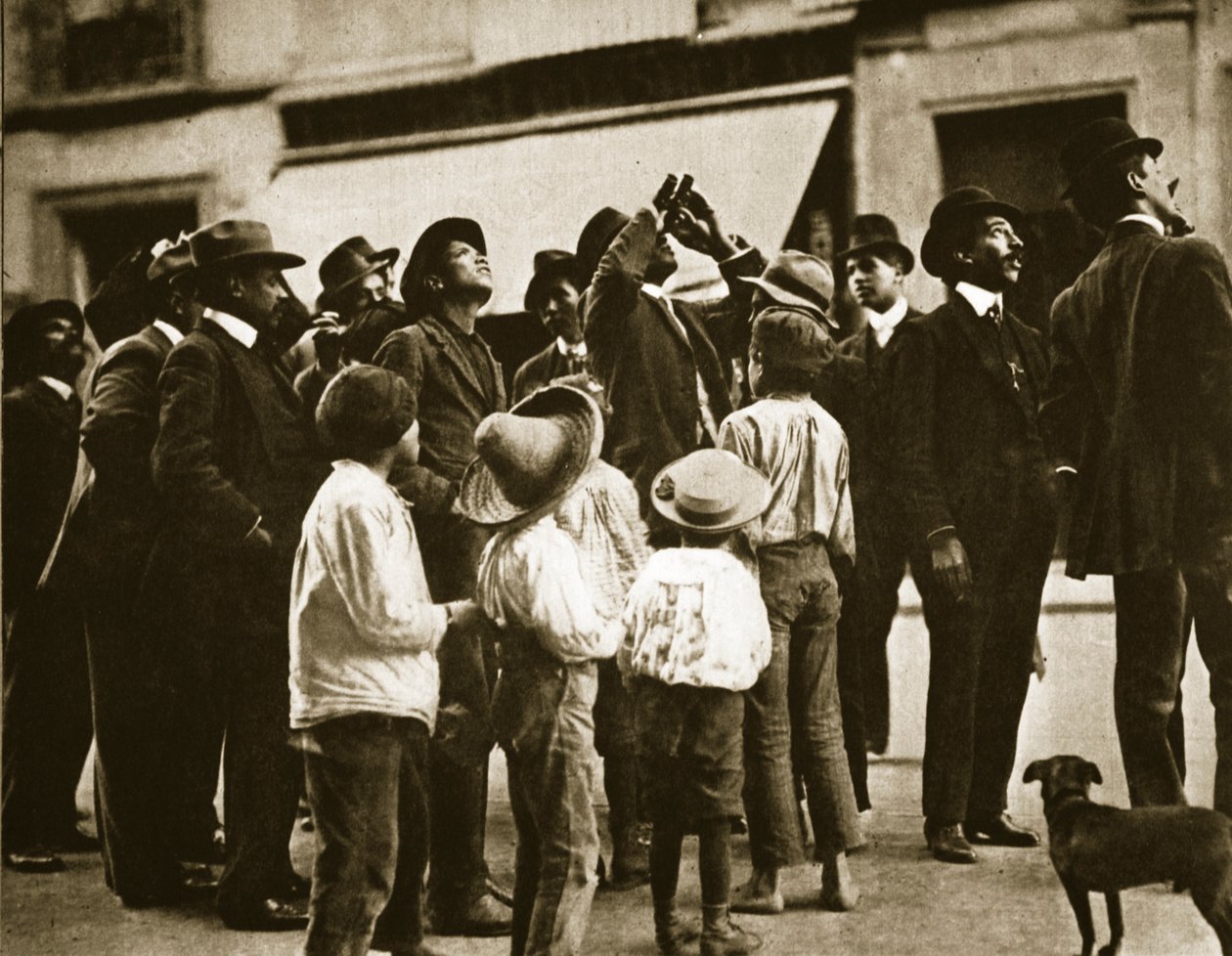 En gatupublik i Mexico City som observerar Halleys komet, april 1910 av Agustin Victor Casasola