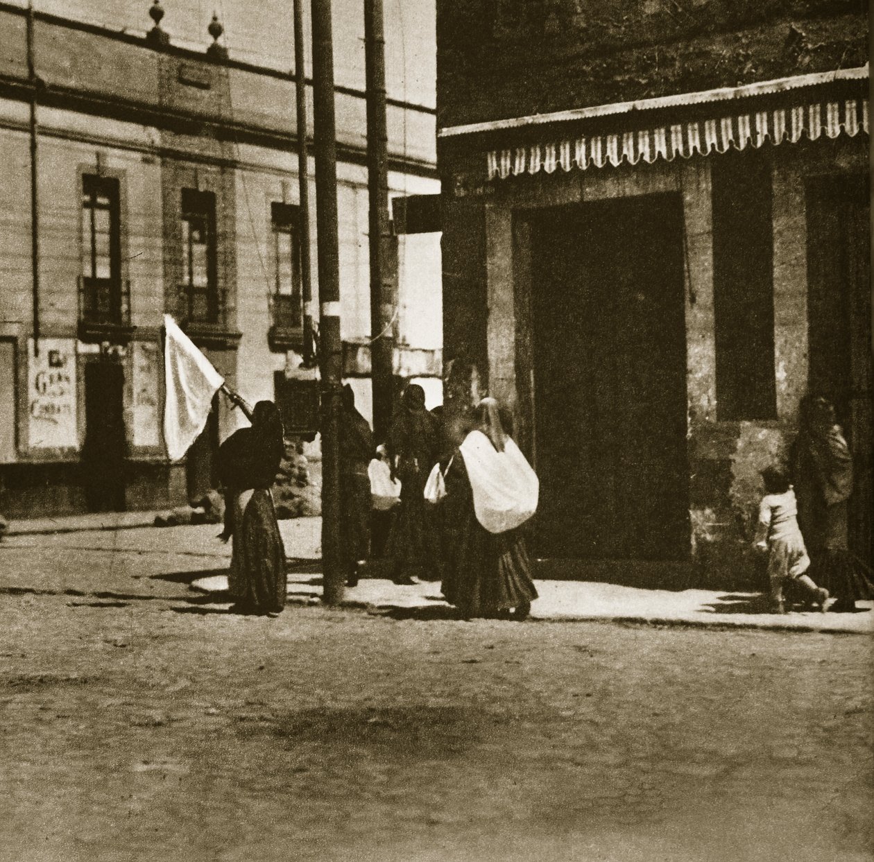Kvinnor som går på gatorna under täckmantel av en vit flagga under "La decena tragica" i Mexico City, februari 1913 av Agustin Victor Casasola