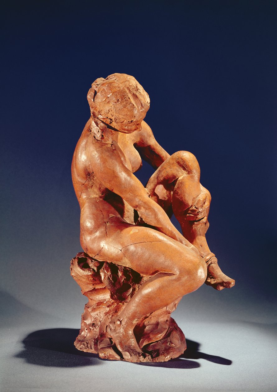 Kvinna som tar av sig sina strumpor, ca 1870 (terrakotta) av Aime Jules Dalou