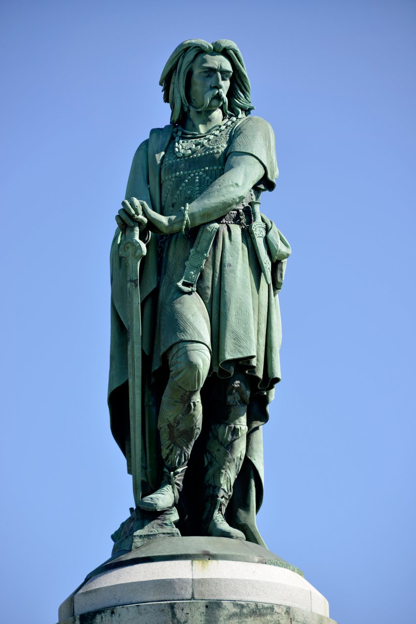 Kolossal staty av Vercingetorix (72-46 f.Kr.), gallisk ledare - Skulptur av Millet Aime (1819-1891) 6,60 m hög erige 1865 på den västra delen av Mont Auxois (bas 7 m hög av Viollet Le Duc) Alise Sainte Reine 1865 av Aime Millet