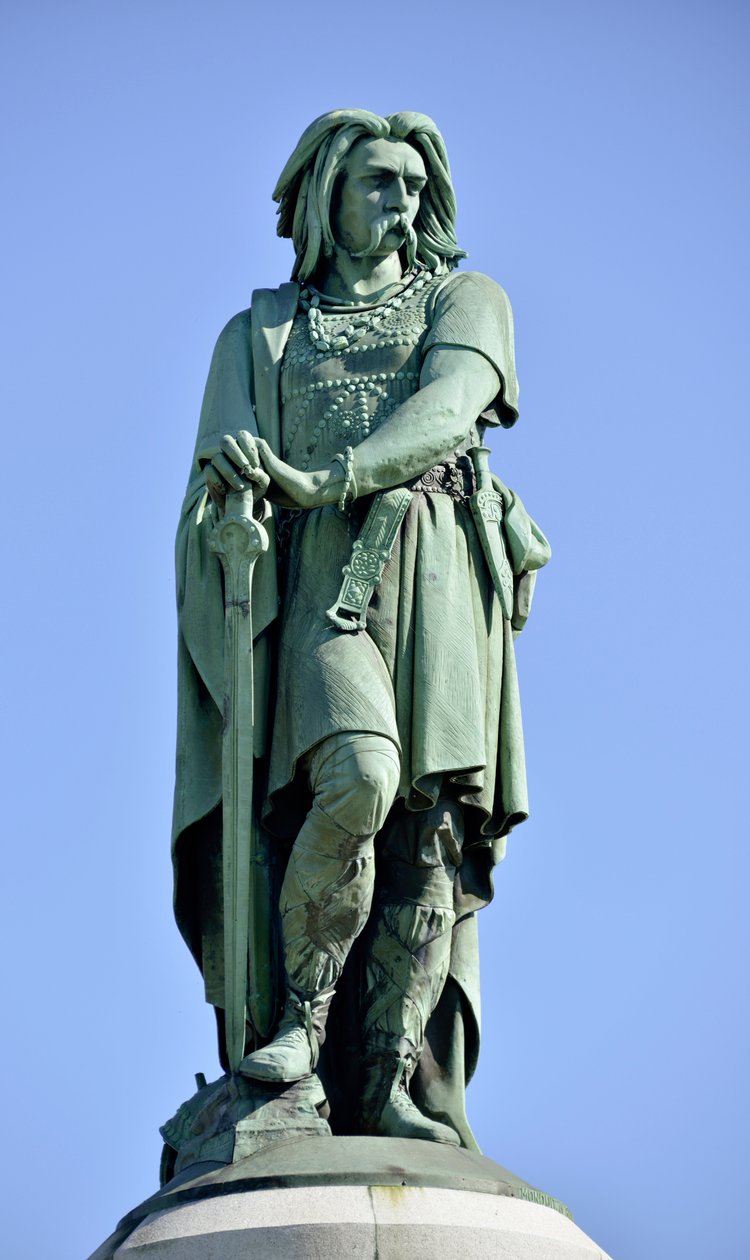 Kolossal staty av Vercingetorix (72-46 f.Kr.), gallisk ledare - Skulptur av Millet Aime (1819-1891) 6,60 m hög erige 1865 på den västra delen av Mont Auxois (bas 7 m hög av Viollet Le Duc) Alise Sainte Reine 1865 av Aime Millet