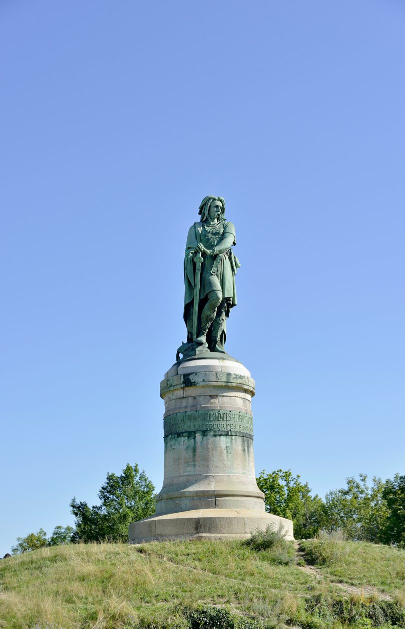 Kolossal staty av Vercingetorix (72-46 f.Kr.), gallisk ledare - Skulptur av Millet Aime (1819-1891) 6,60 m hög erige 1865 på den västra delen av Mont Auxois (bas 7 m hög av Viollet Le Duc) Alise Sainte Reine 1865 av Aime Millet