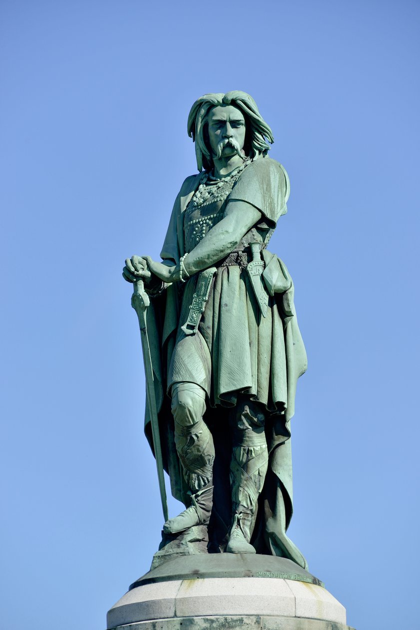 Kolossal staty av Vercingetorix (72-46 f.Kr.), gallisk ledare - Skulptur av Millet Aime (1819-1891) 6,60 m hög erige 1865 på den västra delen av Mont Auxois (bas 7 m hög av Viollet Le Duc) Alise Sainte Reine 1865 av Aime Millet