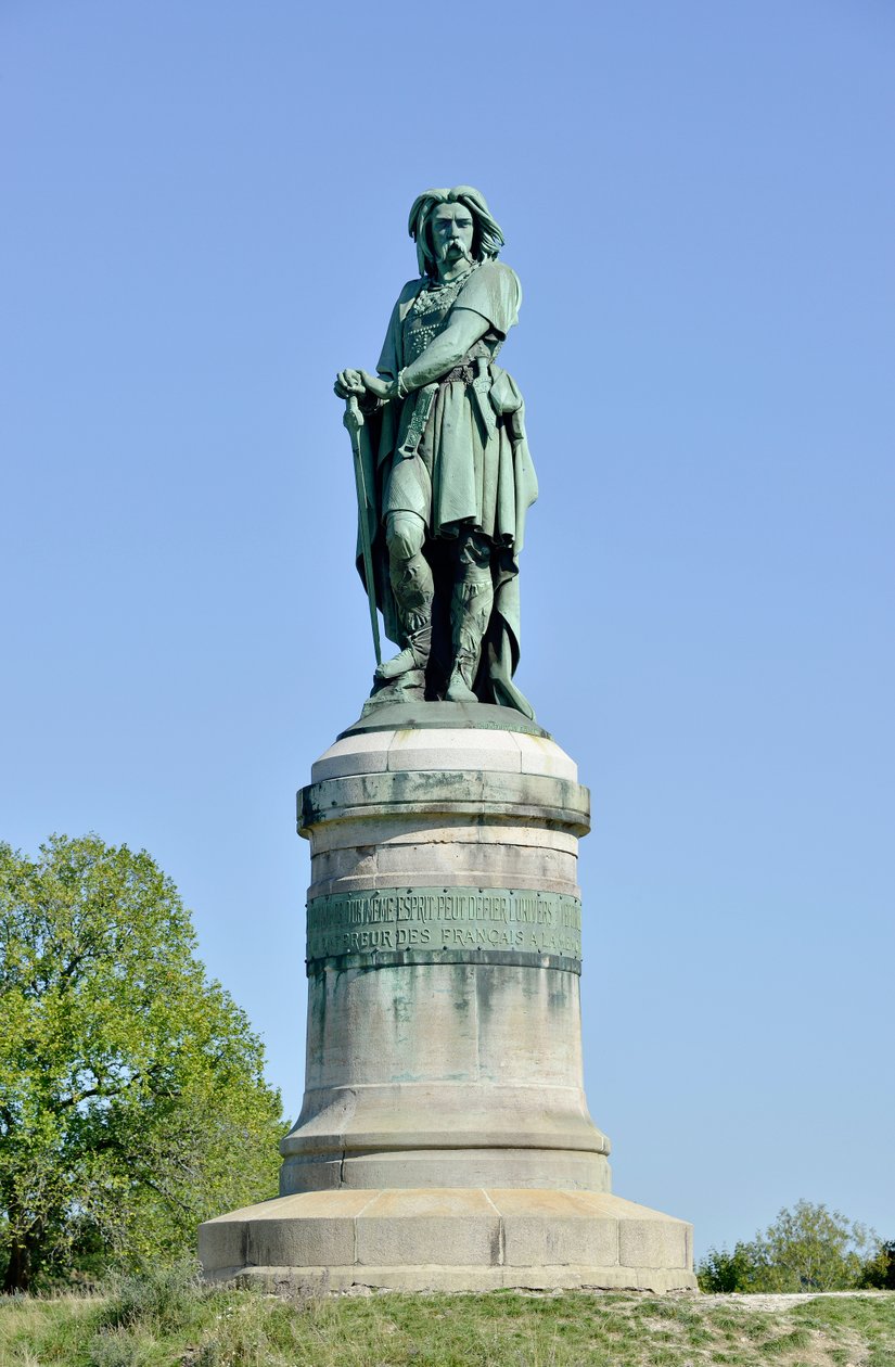 Kolossal staty av Vercingetorix (72-46 f.Kr.), gallisk ledare - Skulptur av Millet Aime (1819-1891) 6,60 m hög erige 1865 på den västra delen av Mont Auxois (bas 7 m hög av Viollet Le Duc) Alise Sainte Reine 1865 av Aime Millet