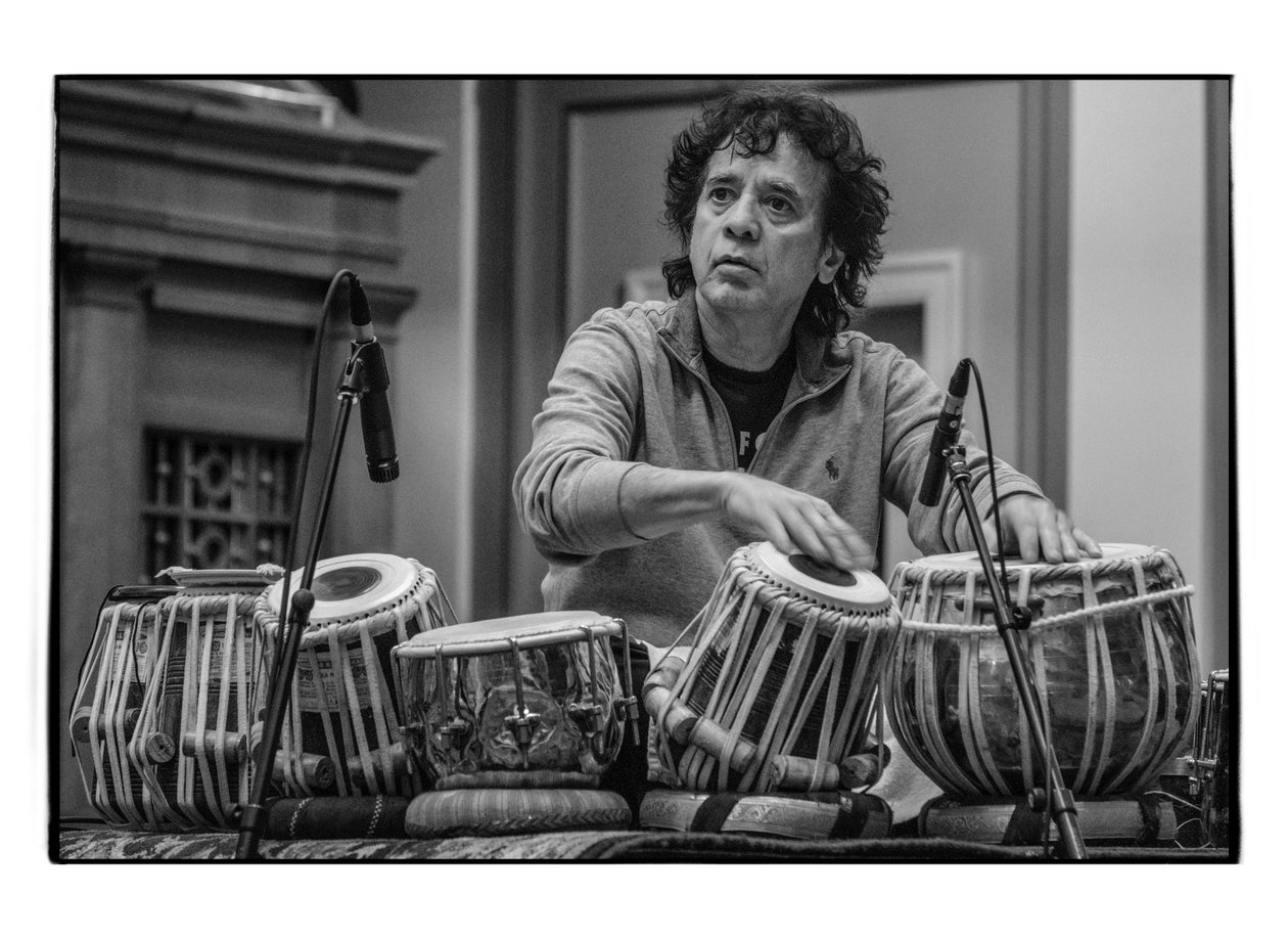 Zakir Hussain på Schermerhorn Symphony Center, Nashville, 2018 (foto) av Alan Messer