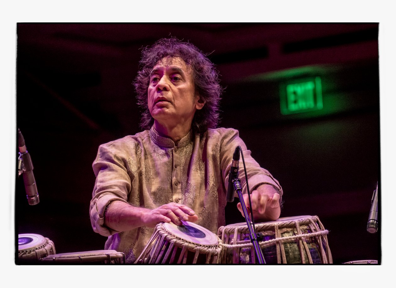 Zakir Hussain på Schermerhorn Symphony Center, Nashville, 2018 (foto) av Alan Messer