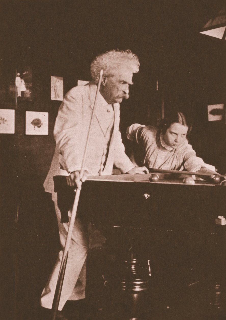 Mark Twain spelar biljard med dottern till hans biograf Albert Bigelow Paine (sepiafoto) av Albert Bigelow Paine