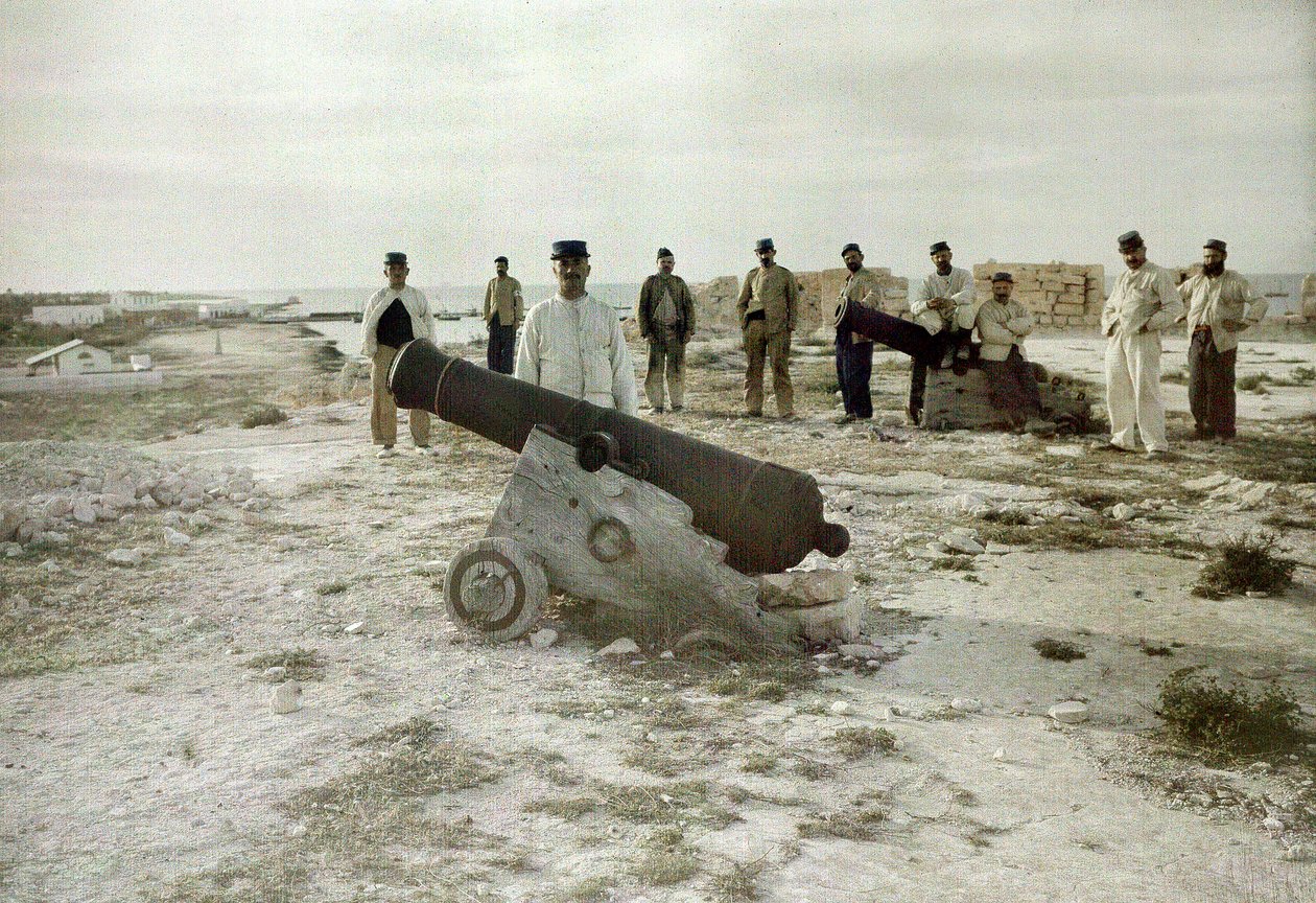Soldater och kanoner i en gammal turkisk fästning, Tunisien eller Tripolitanien, 3 mars 1916 (autokrom) av Albert Samama Chikli