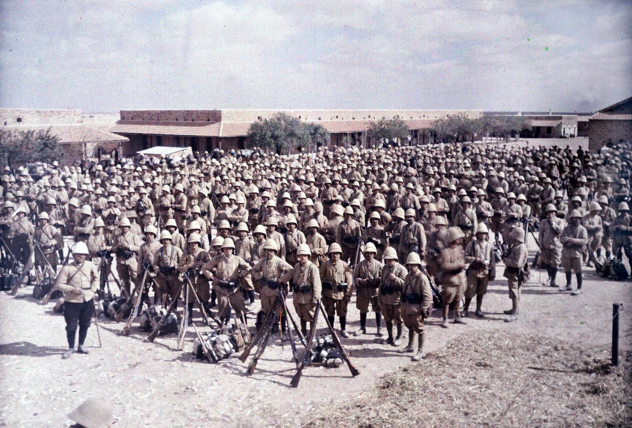 Garnisonen i Medenine, södra Tunisien: återvändande av en kolonn franska Zouaves, uteslutande från Alsace och Lorraine, från gränsen till Tripolitanien, 20 mars 1916 (autokrom) av Albert Samama Chikli