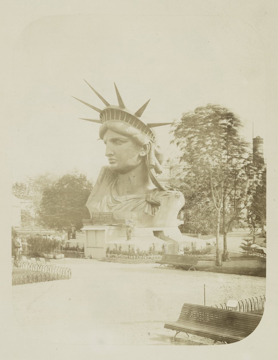 Chef för Frihetsgudinnan utställd i en park i Paris, 1883 av Albert Fernique