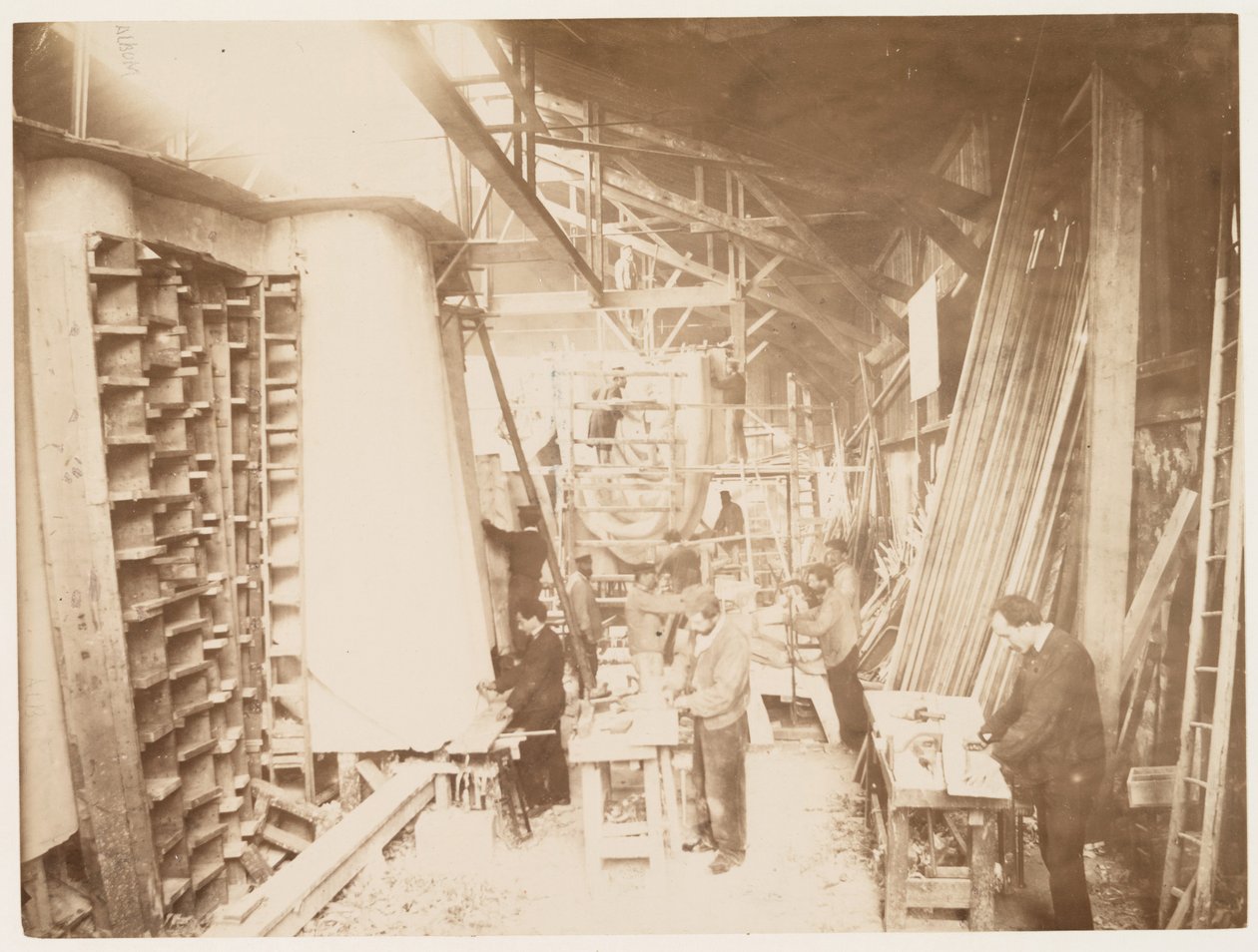 Män i arbete under byggandet av Frihetsgudinnan, Paris, 1883 av Albert Fernique