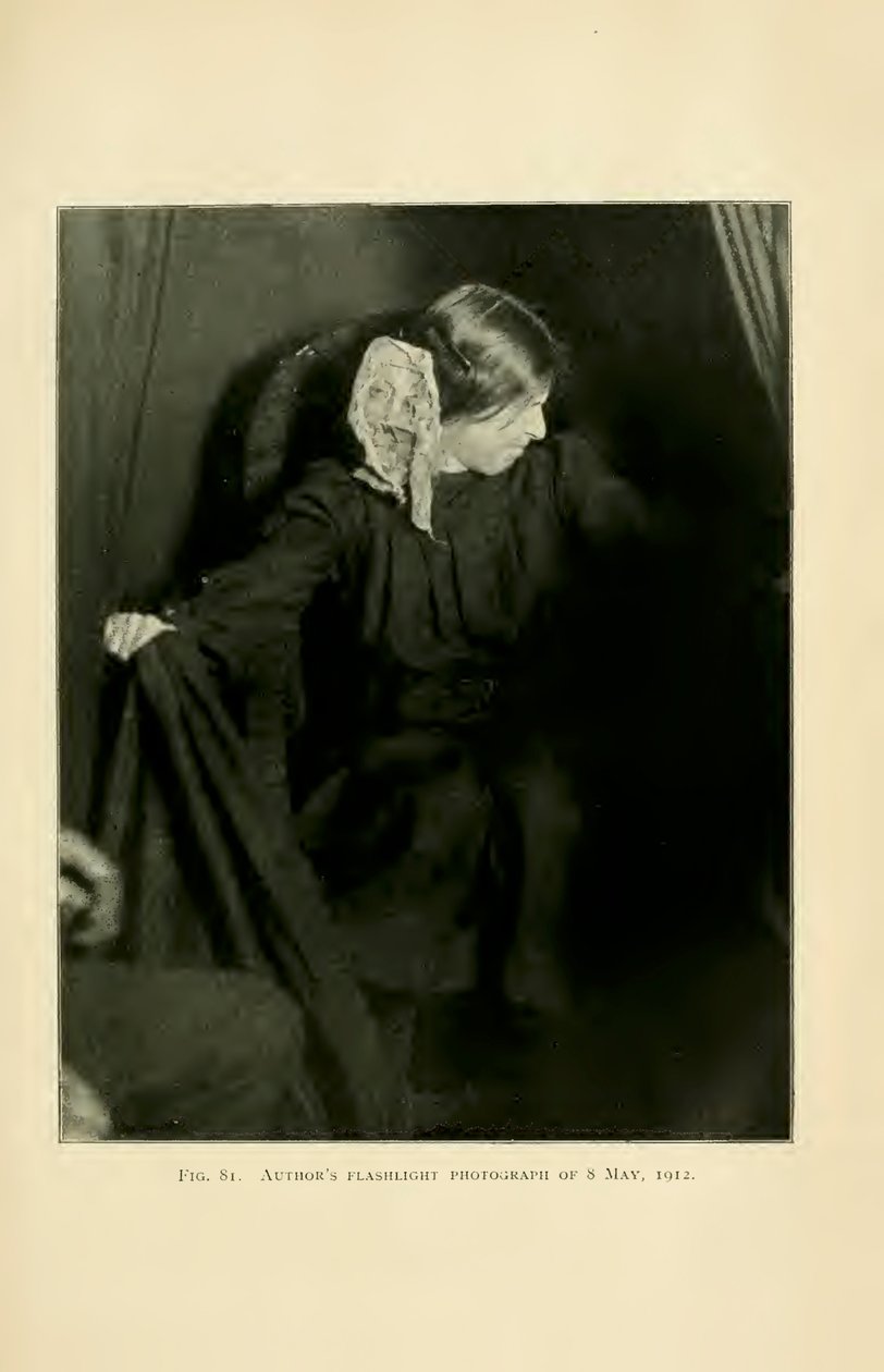 Eva Carrière producerar ektoplasma, Paris, 8 maj 1912, från "Fenomena av materialisering: ett bidrag till utredningen av mediumistisk teleplast" av Albert von Schrenck-Notzing av Albert Freiherr von Schrenck Notzing