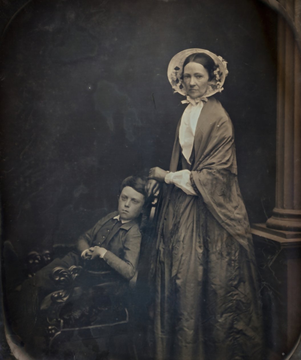 Untitled A Woman in Bonnet and Shawl, with her Seating Son, c. 1850. Skapare: Albert Sands Southworth, Josiah Johnson Hawes. av Albert Sands Southworth, Josiah Johnson Hawes
