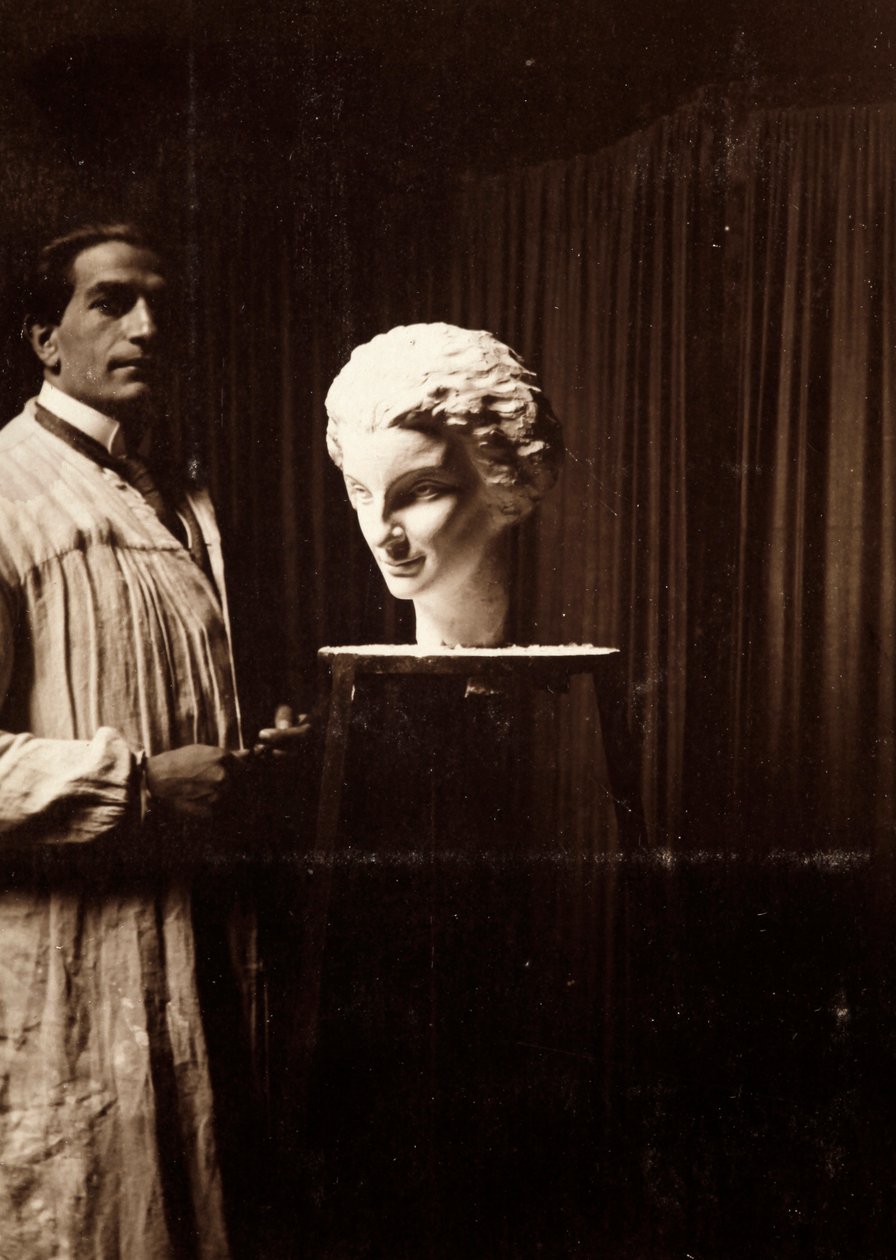 Skulptören Mario Pelagatti i sin ateljé, Florens, 1920-11-20 (s/v foto) av Alberto Fierli