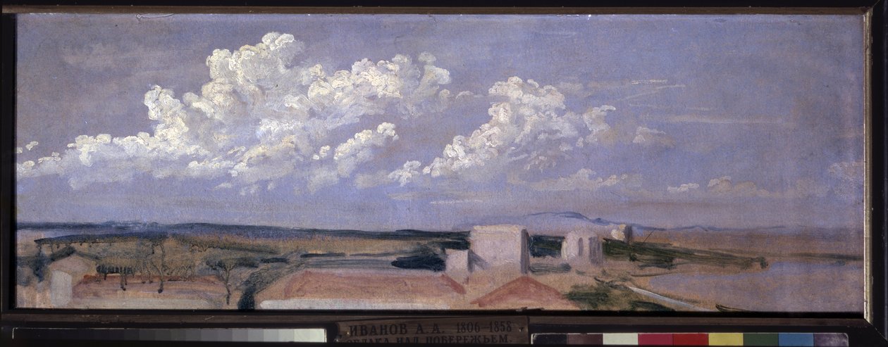 Moln över havskusten. Landskap med några hus längs kusten, toppat av stora vita moln. Verk av Alexander Andrejevitj Ivanov (1806-1858), olja på papper av Aleksandr Andreevich Ivanov