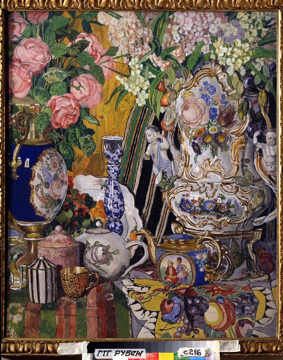 ""Stilleben med blommor och porslin"" Målning av Alexander Yakovlevich Golovin (Alexander Golovin) (1863-1930) 1915 State Tretyakov Gallery, Moskva av Aleksandr Jakovlevic Golovin