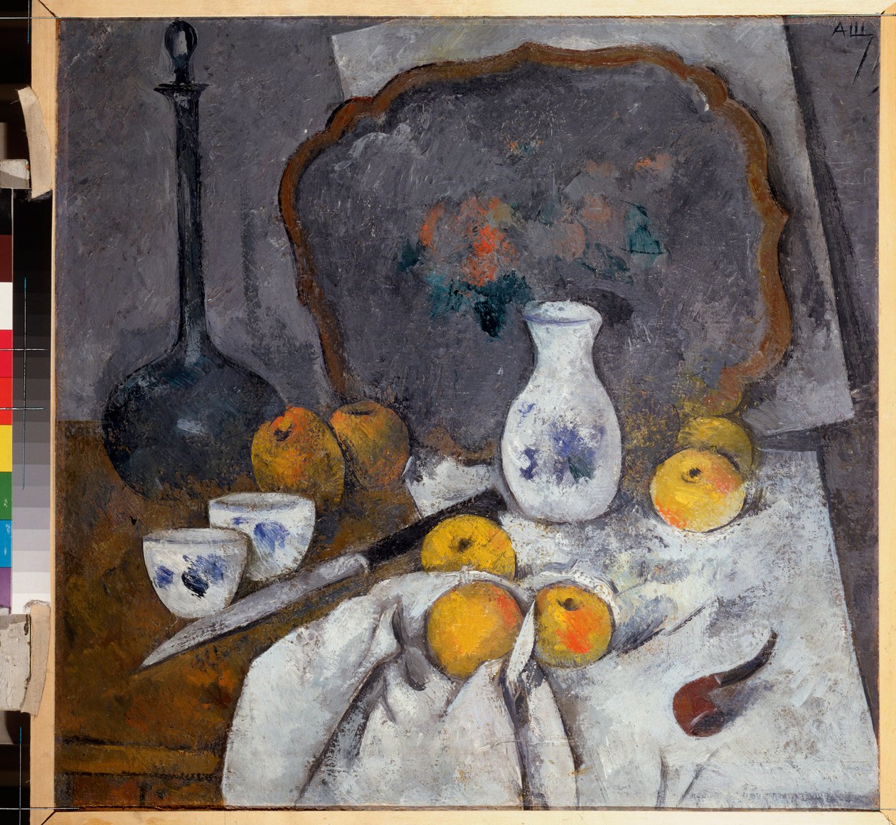 Stilleben med en karaff och en pipa (Komposition med även äpplen på tyg, kniv och bricka) - Stilleben med en karaff och en pipa - Verk av Alexander Vasilyevich Shevchenko (Alexandre Chevtchenko) (1883-1948), olja på kartong av Aleksandr Vasilievich Shevchenko