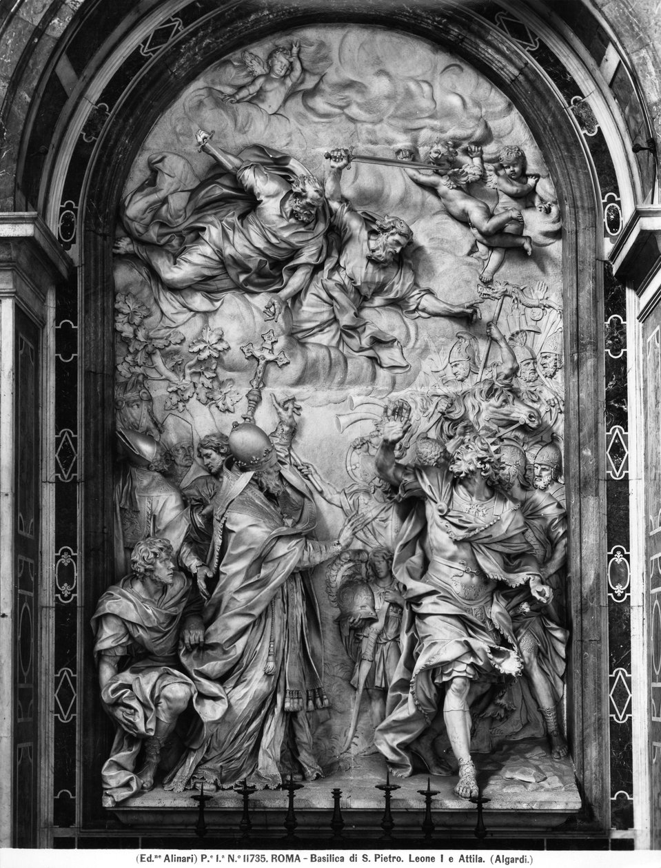 Påven Leo I (c.390-461) slår tillbaka Attila (c.406-453) (marmor) (s/v foto) av Alessandro Algardi