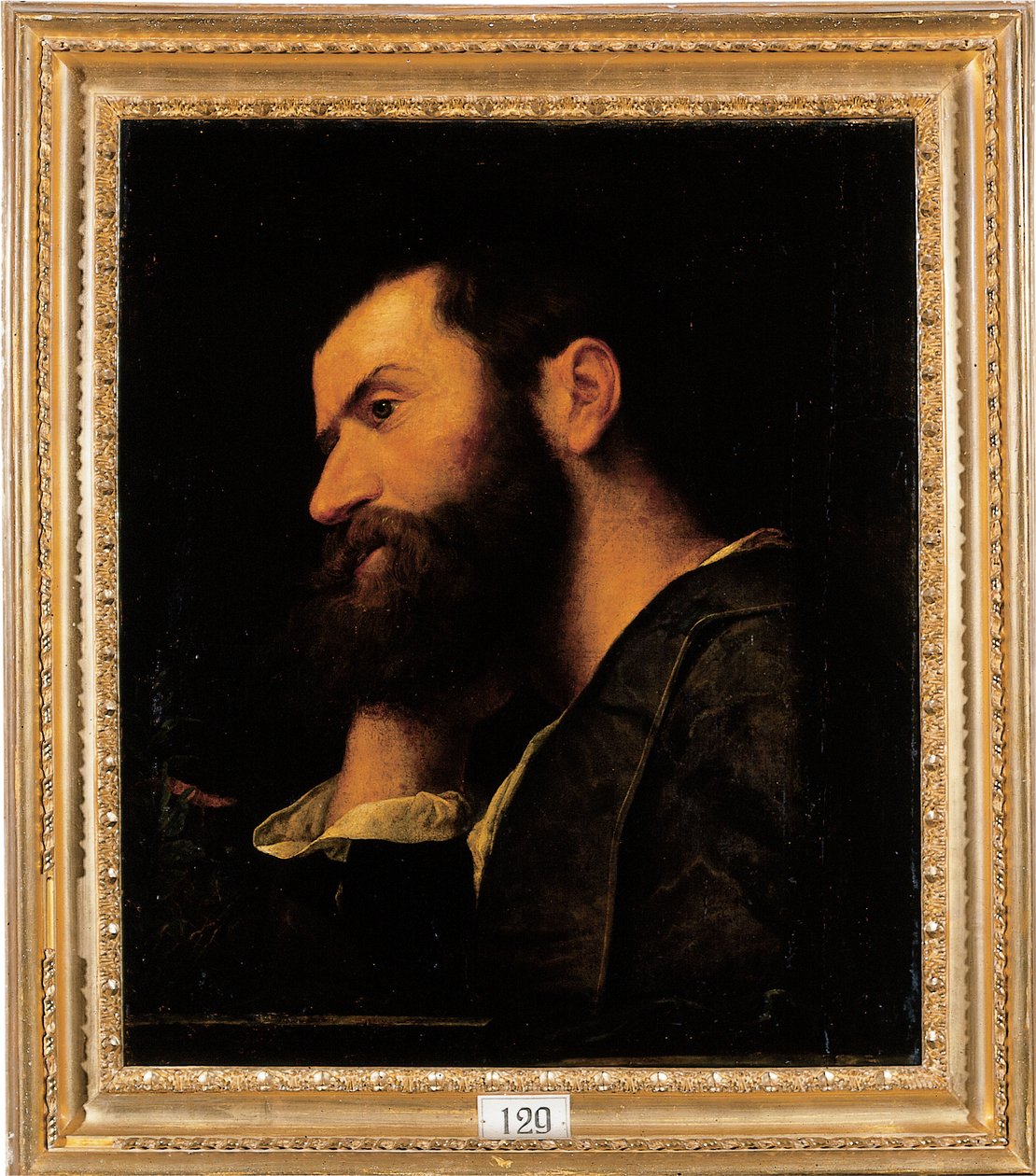 Porträtt av poeten Pietro Aretino, bystlängd, vilande huvudet på höger hand vid en avsats med en växt av Alessandro Bonvicino Moretto