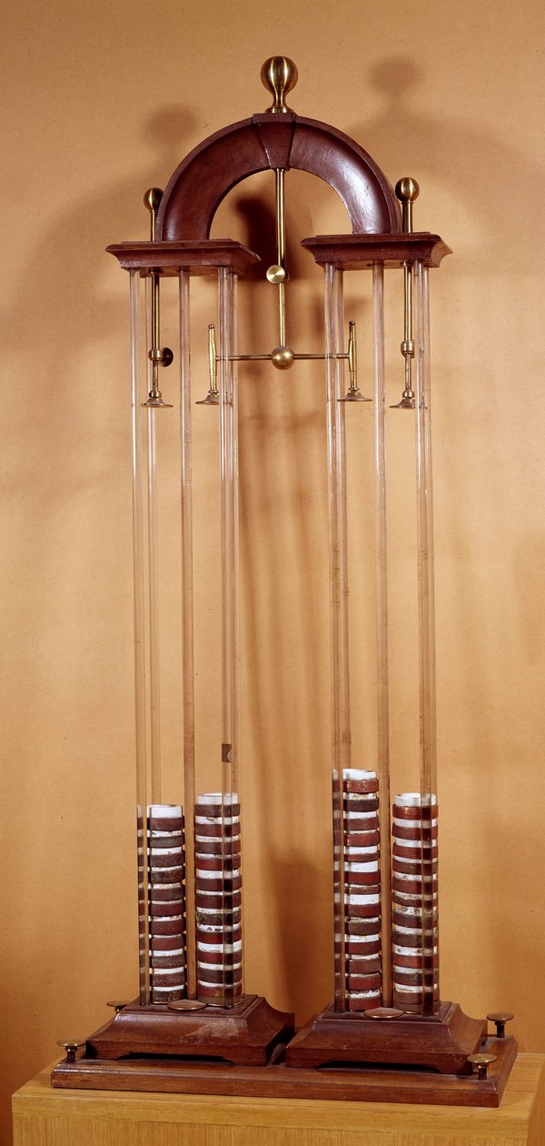 Pile de Alessandro (Alexandre) Volta (1745-1827), italiensk fysiker, uppfinnare av det elektriska batteriet. 1800-talets Paris, Conservatoire national des arts et metiers av Alessandro Volta
