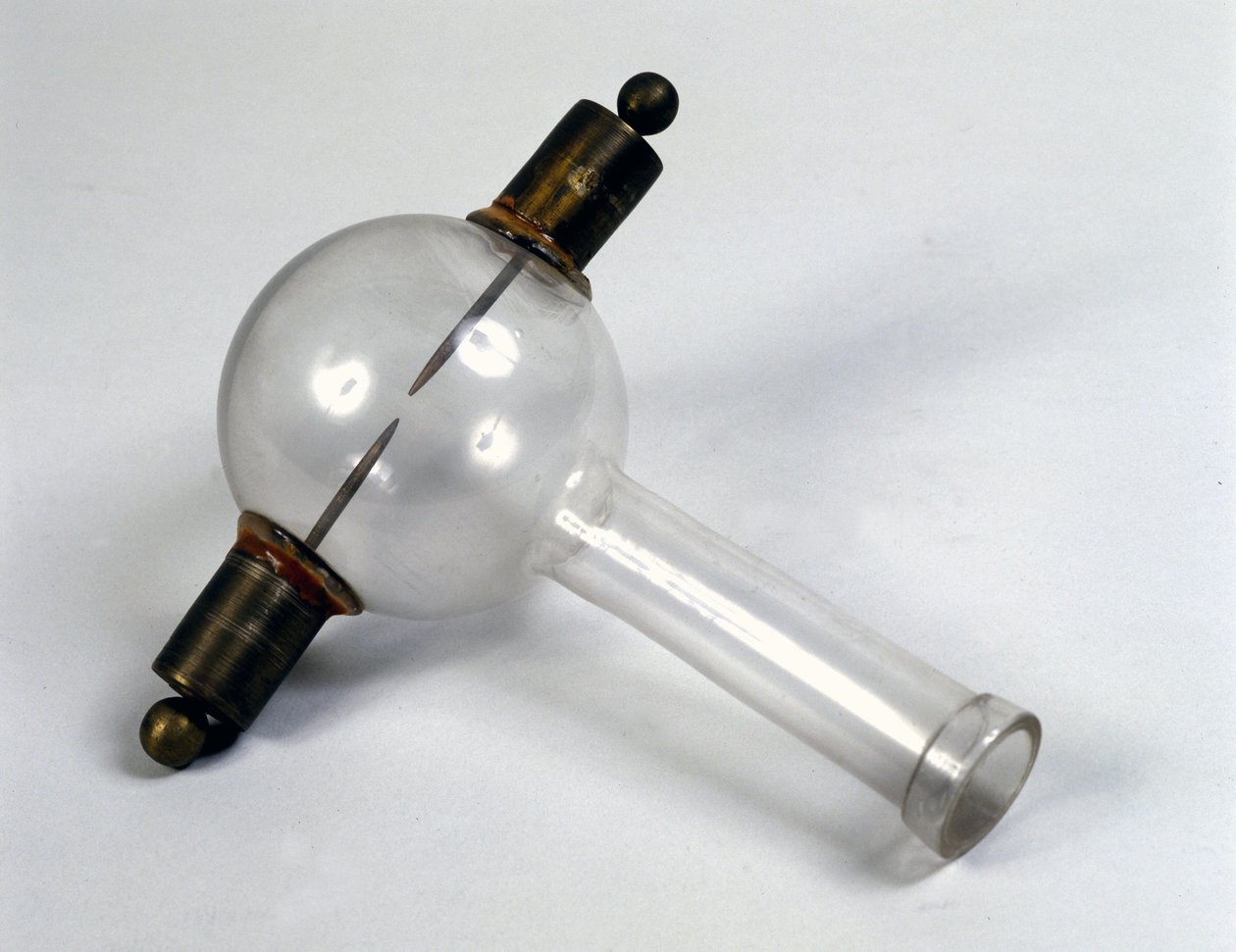 Alessandro (Alexandre) Voltas elektriska pistol brukade antända metan. Museum of Science and Technology, Milano. av Alessandro Volta