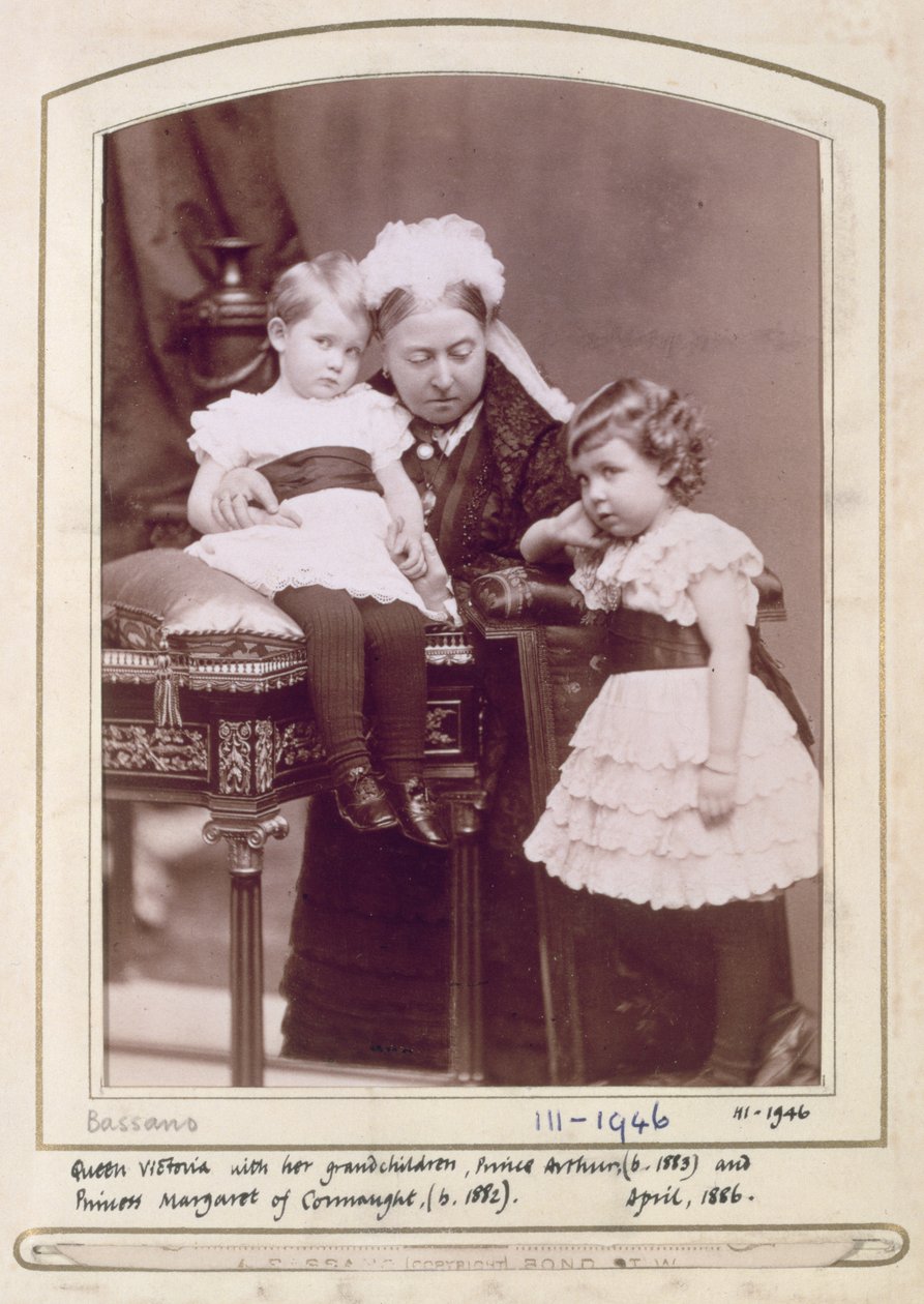 Drottning Victoria (1819-1901) med sina barnbarn, prins Arthur (f.1883) och prinsessan Margaret av Connaught (f.1882) april 1886 (sepiafoto) av Alexander Bassano