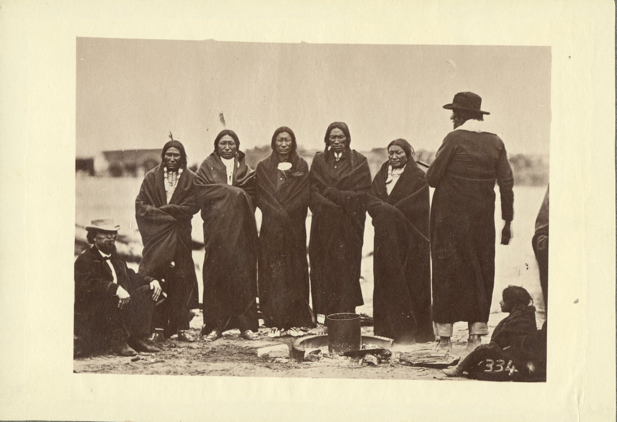 Tashunkakokip (gammal man rädd för sina hästar) och hans hövdingar, Oglala, 1868 (albumintryck) av Alexander Gardner