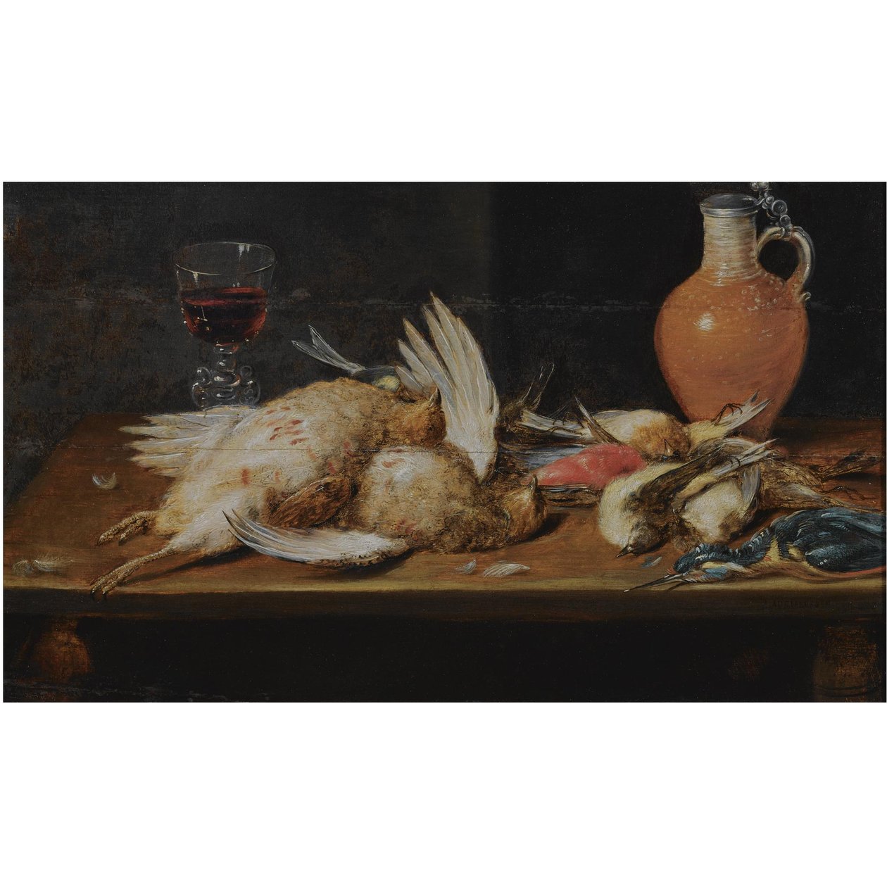 Stilleben med en rödhake, en kungsfiskare, rapphöns och sångfåglar, allt på ett träbord, tillsammans med ett glas och en kanna i lergods av Alexander Adriaenssen