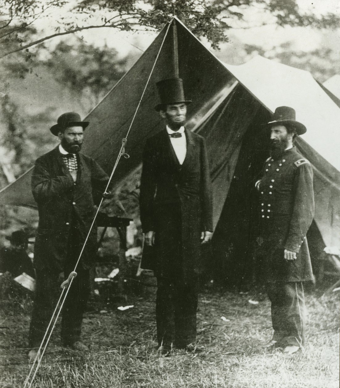 Abraham Lincoln med Allan Pinkerton och generalmajor John A. McClernand, 1862 av Alexander Gardner