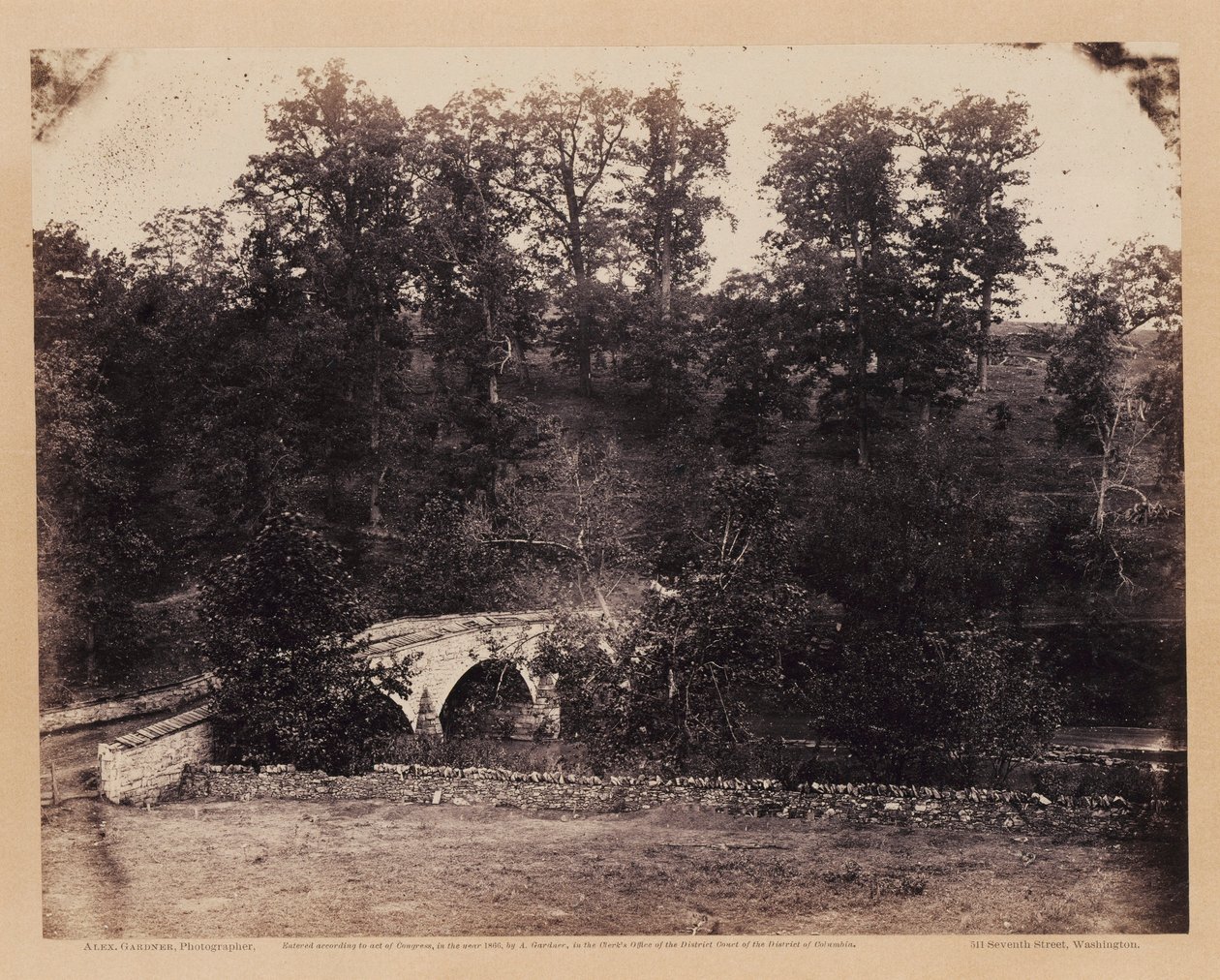 Burnside Bridge, över Antietam Creek, Maryland, från Gardners skissbok om inbördeskriget av Alexander Gardner