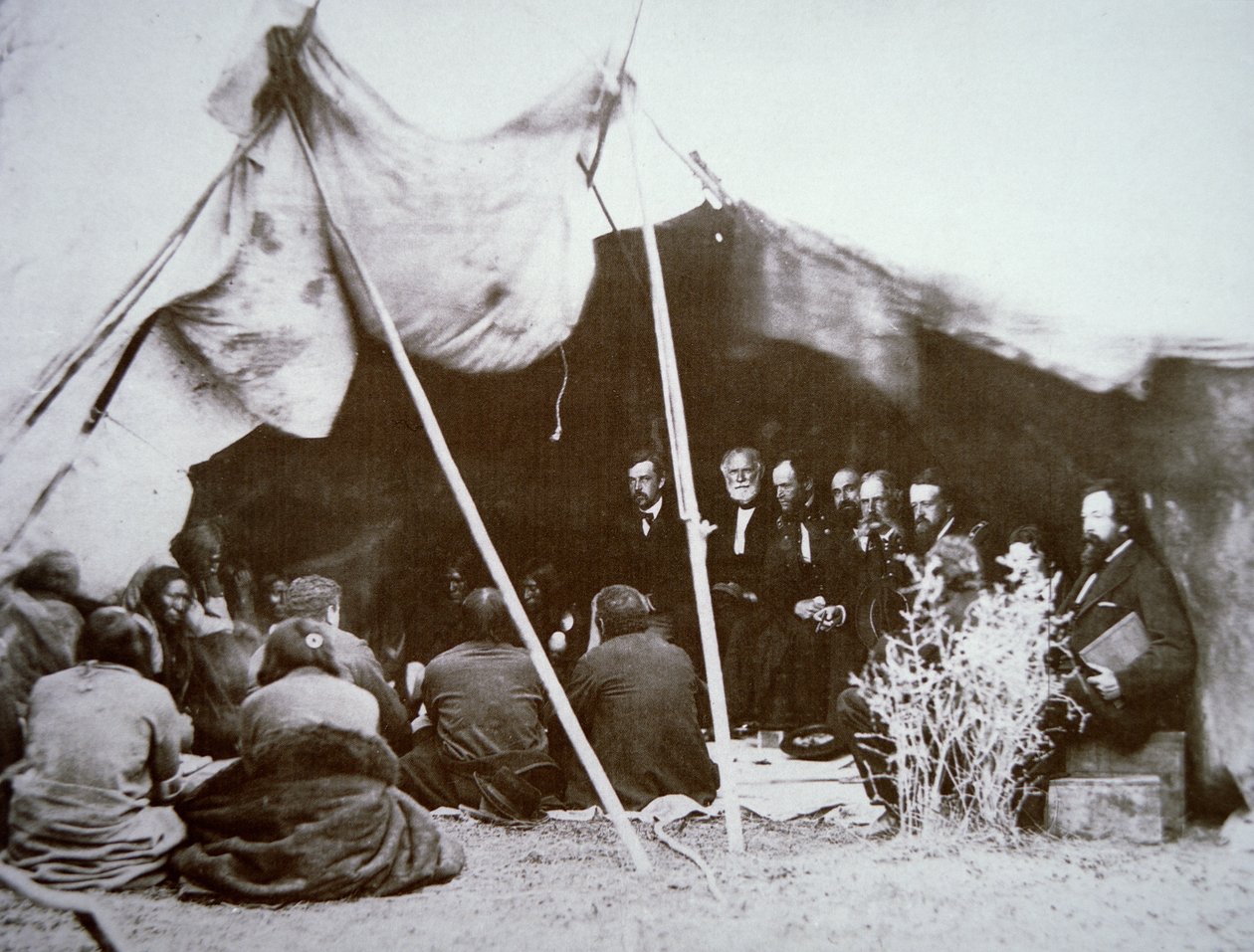 General William T. Sherman (1820-91) presiderar vid fördraget i Fort Laramie med Chief Red Cloud, april 1868 (s/v foto) av Alexander Gardner