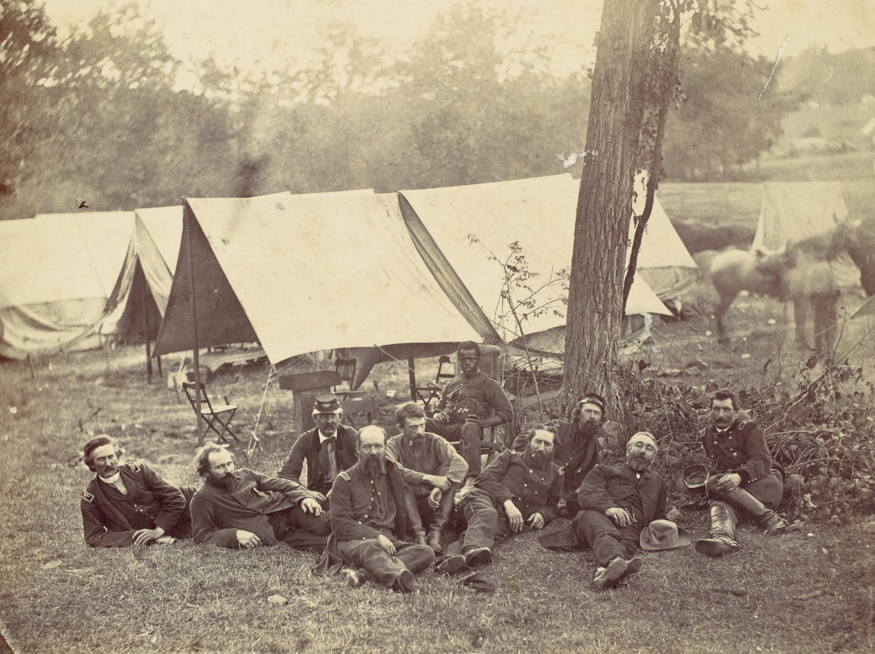 Grupp vid högkvarteret för Army of the Potomac, Antietam, oktober 1862, 1862. av Alexander Gardner