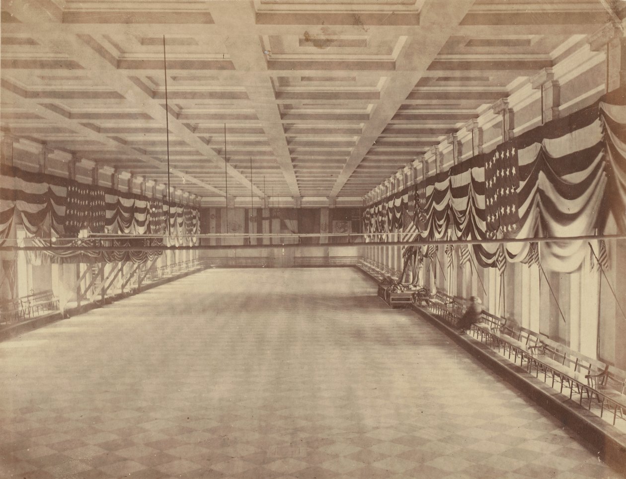 [Interiörvy av balsalen för Lincolns andra invigningsbal], mars 1865. av Alexander Gardner