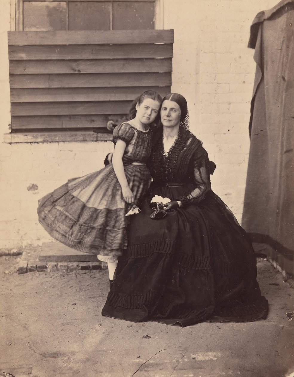 Mrs. Greenhow och dotter, fängslad i Old Capitol, Washington, 1862. av Alexander Gardner
