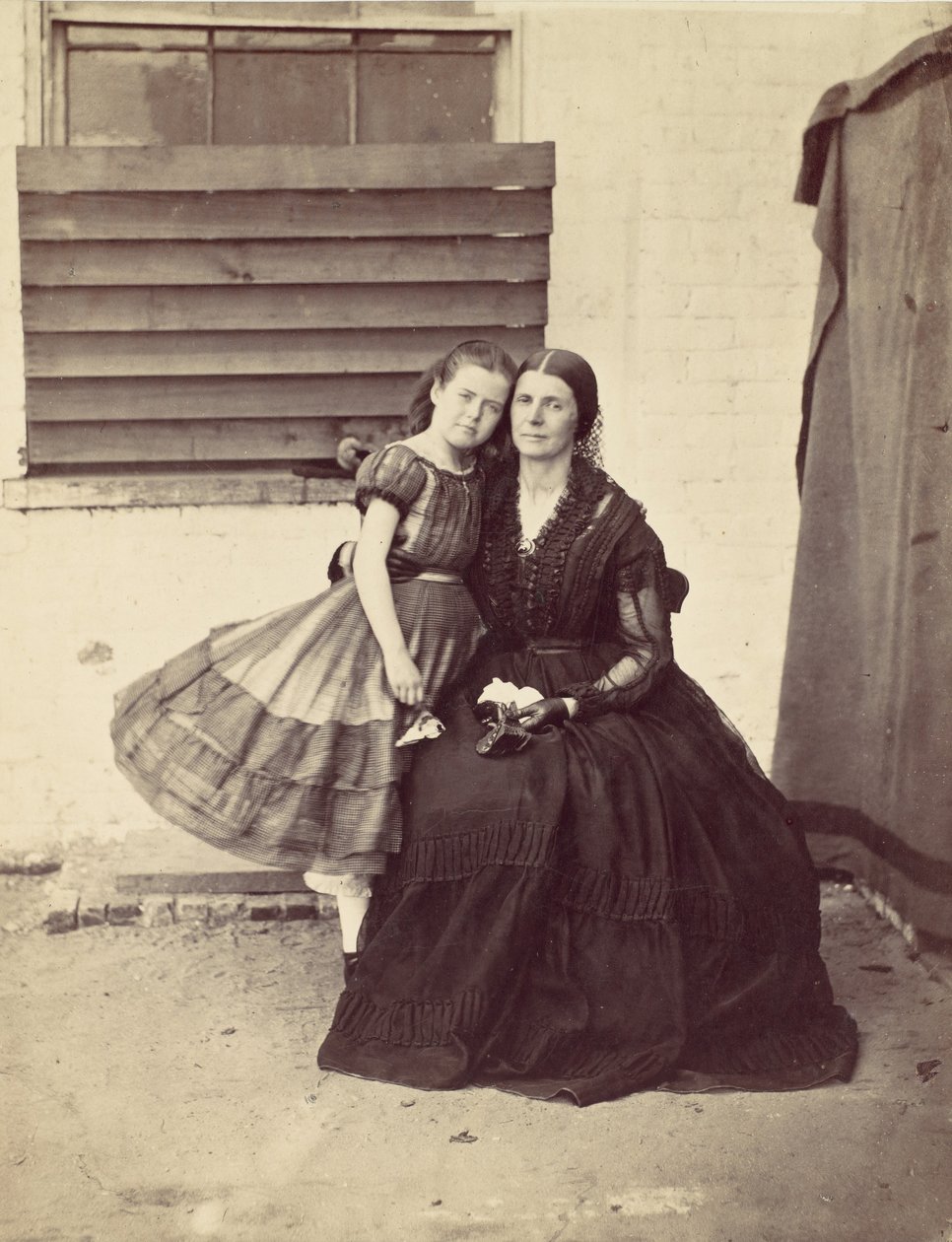 Mrs. Greenhow och dotter, fängslad i Old Capitol, Washington, 1862. av Alexander Gardner
